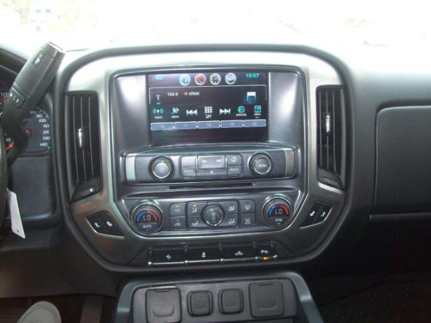 2018 White /Jet Black, cloth Chevrolet Silverado 1500 LT Crew Cab 2WD (3GCPCREC4JG) with an 5.3L V8 OHV 16V engine, 6-Speed Automatic transmission, located at 605 West Oak Street, West, TX, 76691, (254) 826-5852, 31.803501, -97.098549 - Photo#7