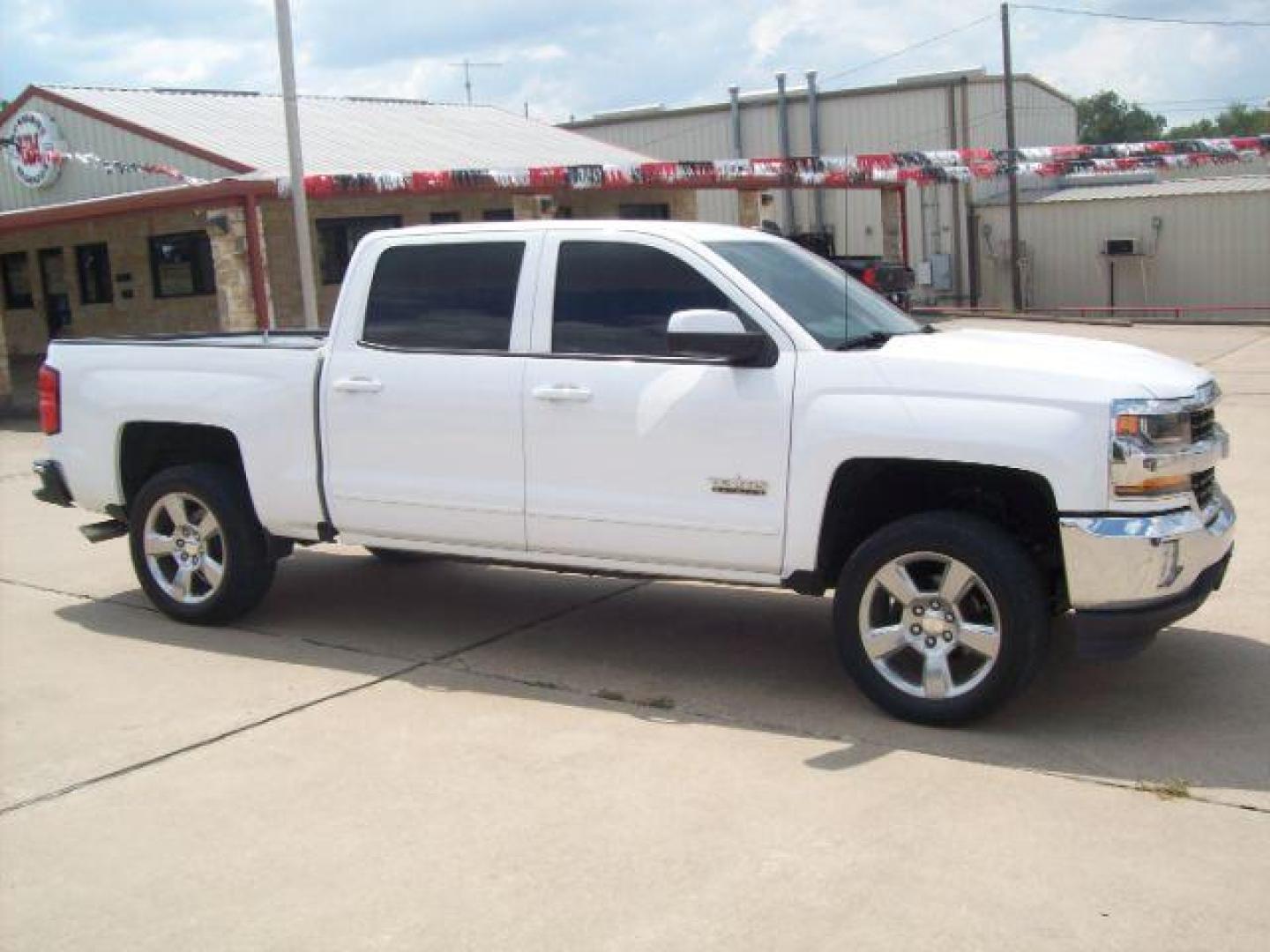 2018 White /Jet Black, cloth Chevrolet Silverado 1500 LT Crew Cab 2WD (3GCPCREC4JG) with an 5.3L V8 OHV 16V engine, 6-Speed Automatic transmission, located at 605 West Oak Street, West, TX, 76691, (254) 826-5852, 31.803501, -97.098549 - Photo#1