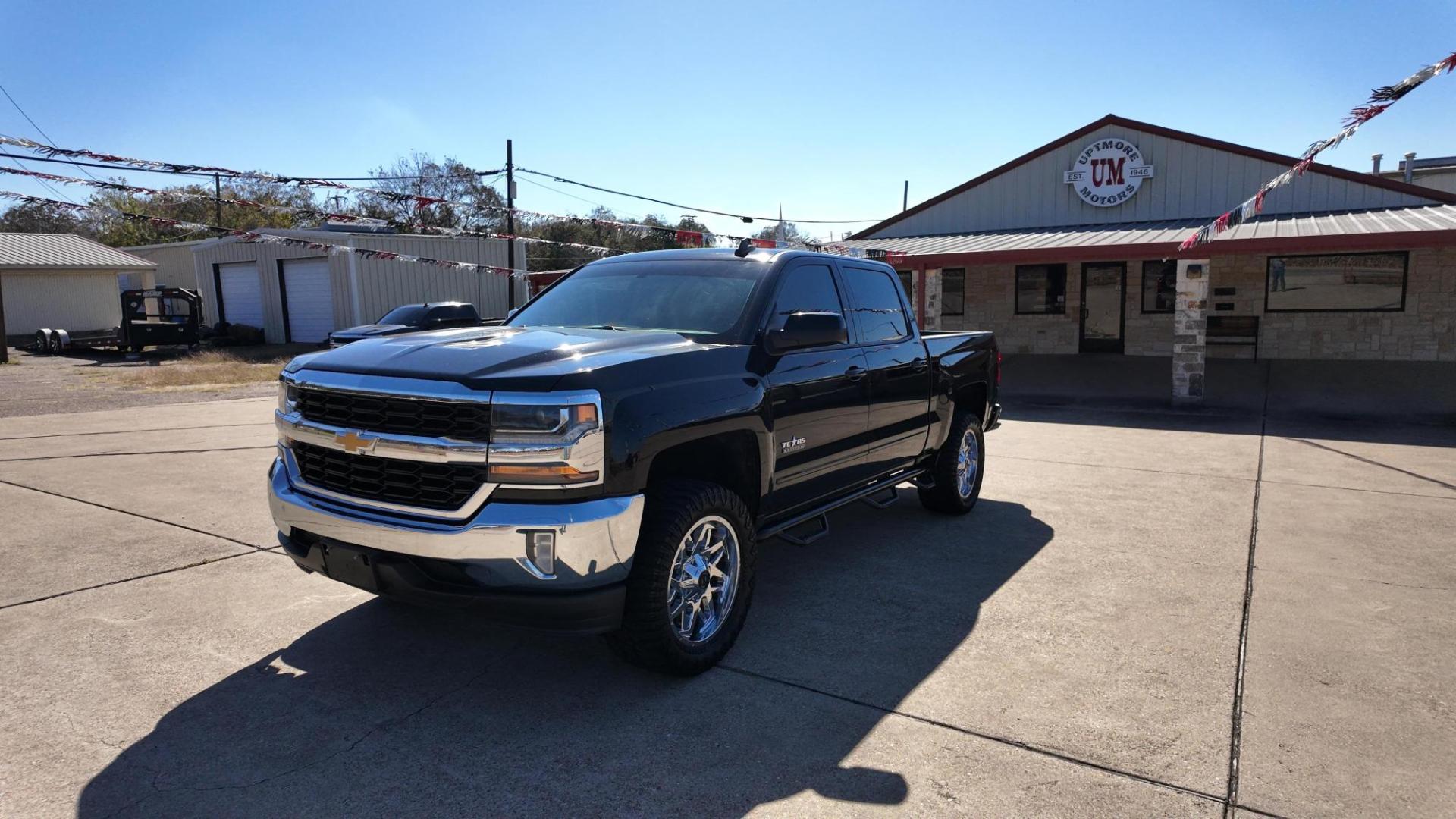 2018 Black Chevrolet Silverado1500 (3GCPCREC5JG) with an 5.3L V8 OHV 16V engine, located at 605 West Oak Street, West, TX, 76691, (254) 826-5852, 31.803501, -97.098549 - Photo#1