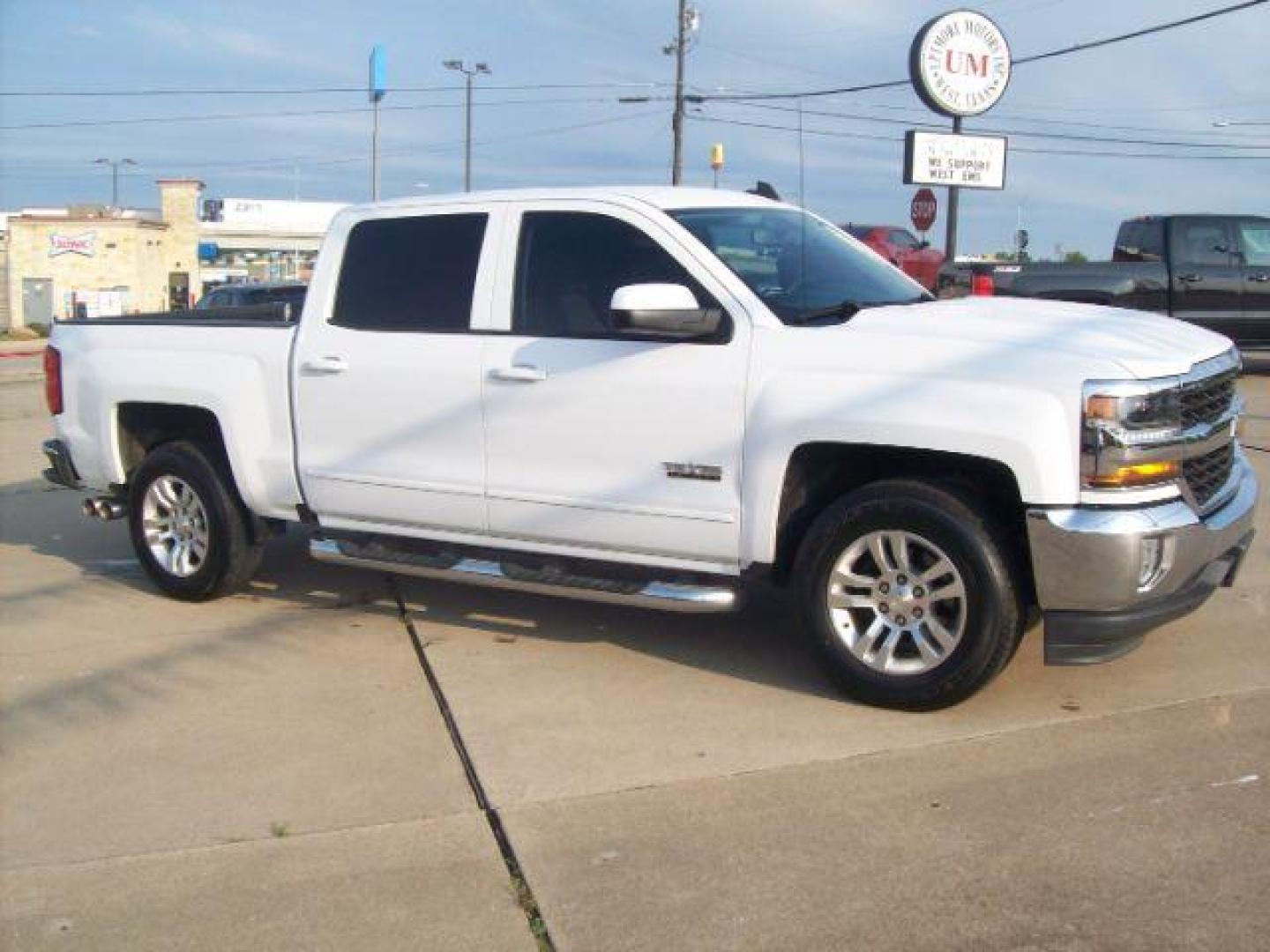 2018 White /Jet Black, cloth Chevrolet Silverado 1500 LT Crew Cab 2WD (3GCPCREC6JG) with an 5.3L V8 OHV 16V engine, 6-Speed Automatic transmission, located at 605 West Oak Street, West, TX, 76691, (254) 826-5852, 31.803501, -97.098549 - Photo#1