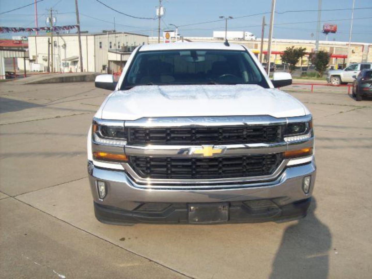 2018 White /Jet Black, cloth Chevrolet Silverado 1500 LT Crew Cab 2WD (3GCPCREC6JG) with an 5.3L V8 OHV 16V engine, 6-Speed Automatic transmission, located at 605 West Oak Street, West, TX, 76691, (254) 826-5852, 31.803501, -97.098549 - Photo#2