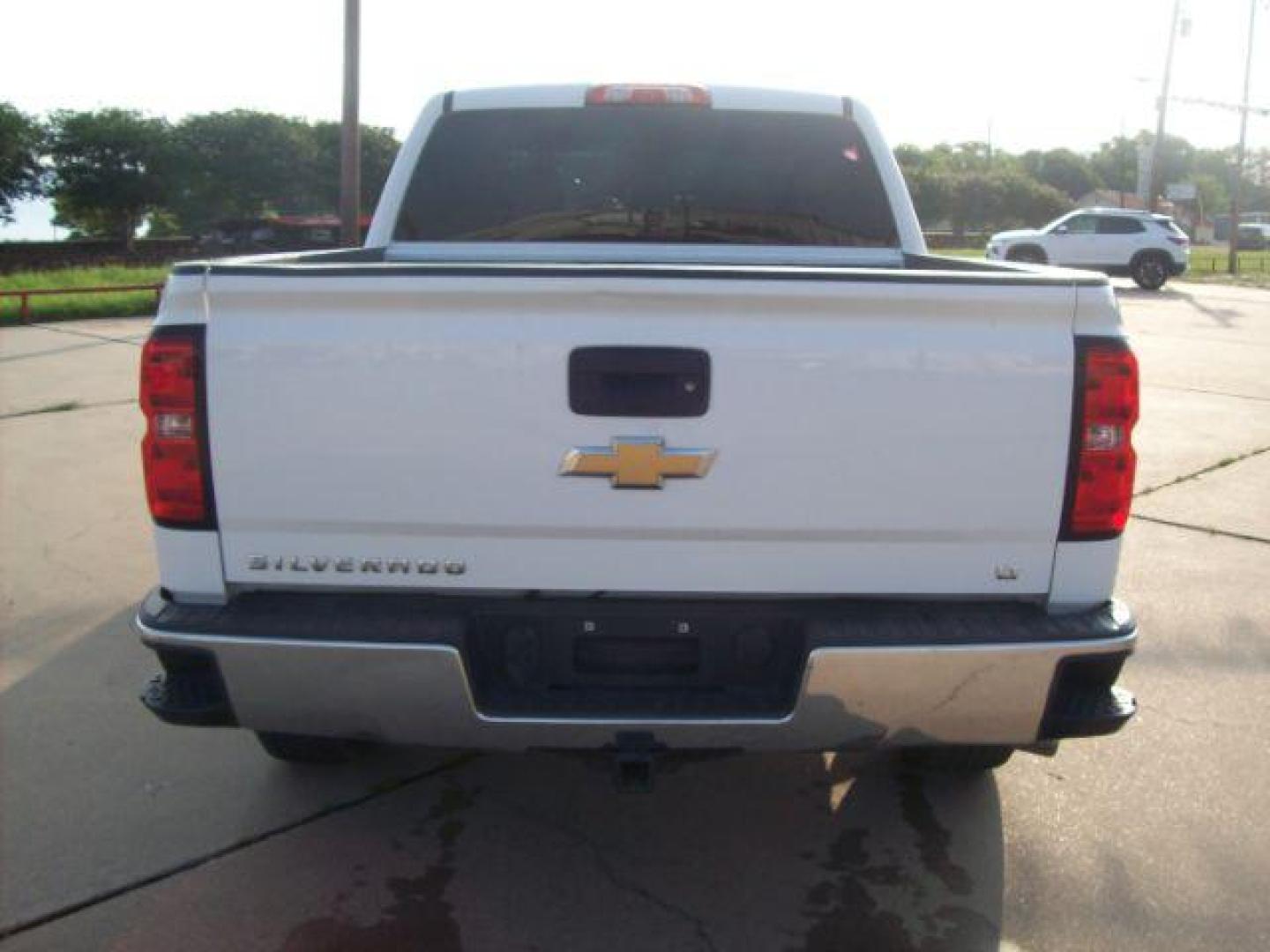 2018 White /Jet Black, cloth Chevrolet Silverado 1500 LT Crew Cab 2WD (3GCPCREC6JG) with an 5.3L V8 OHV 16V engine, 6-Speed Automatic transmission, located at 605 West Oak Street, West, TX, 76691, (254) 826-5852, 31.803501, -97.098549 - Photo#3