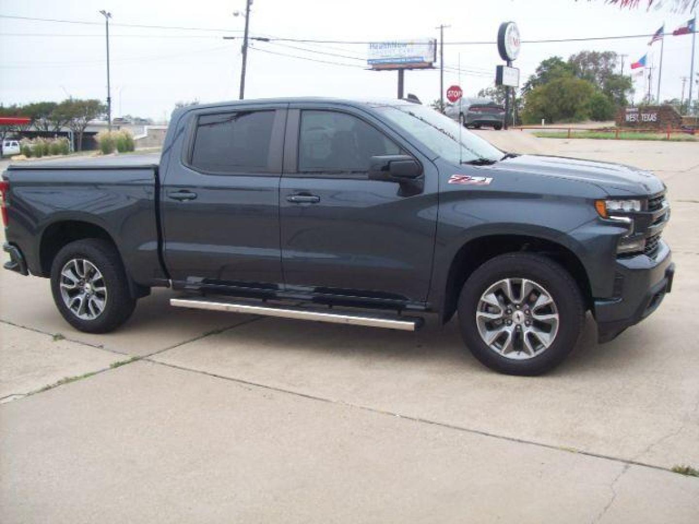 2021 Blue /Gideon/Very Dark Atmosphere, cloth Chevrolet Silverado 1500 RST Crew Cab 4WD (1GCUYEED2MZ) with an 5.3L V8 OHV 16V engine, 6-Speed Automatic transmission, located at 605 West Oak Street, West, TX, 76691, (254) 826-5852, 31.803501, -97.098549 - Photo#1