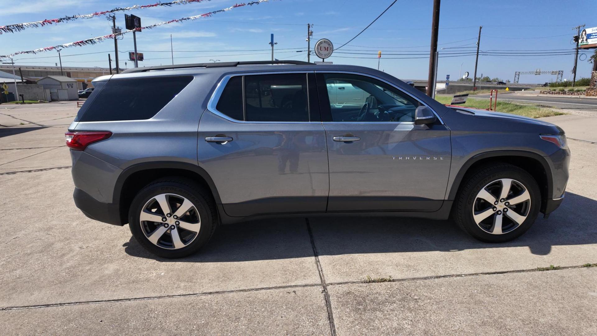 2021 /Dark Atmosphere/Medium Ash Gray, leather Jet Black Chevrolet Traverse 74440 (1GNERHKW4MJ) with an 3.6L V6 DOHC 24V engine, 9-Speed Automatic transmission, located at 605 West Oak Street, West, TX, 76691, (254) 826-5852, 31.803501, -97.098549 - Photo#4
