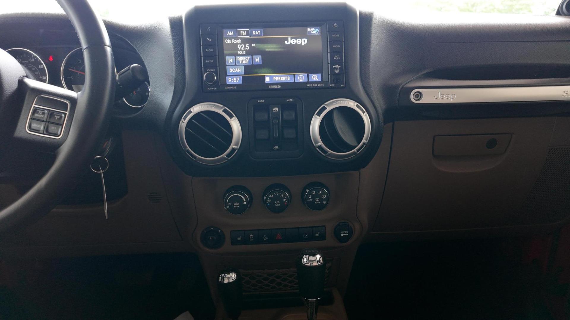 2013 /Black Cloth Interior Black Leather Interior Black/ Jeep Wran 45732 (1C4BJWEG6DL) with an 3.6L V6 DOHC 24V FFV engine, 5-Speed Automatic6-Speed Manual transmission, located at 605 West Oak Street, West, TX, 76691, (254) 826-5852, 31.803501, -97.098549 - Photo#5