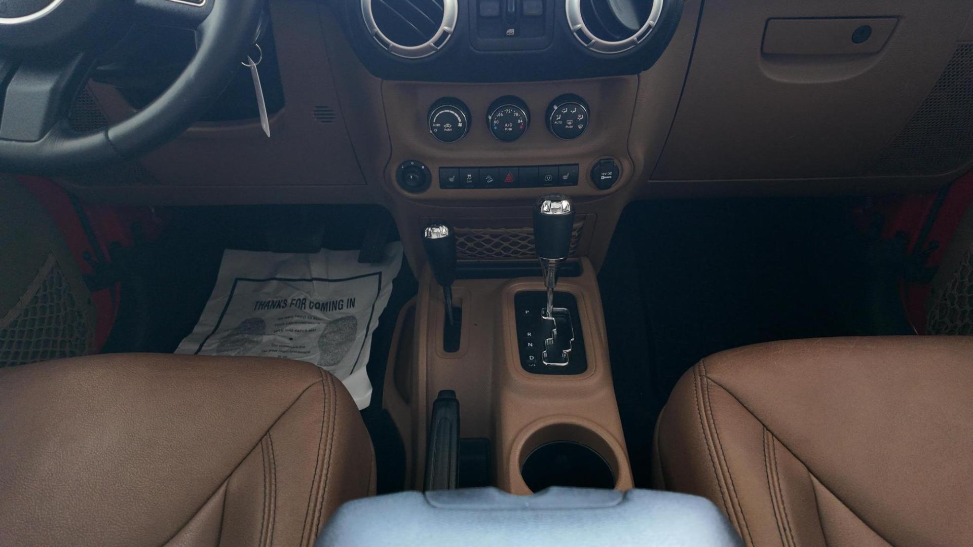 2013 /Black Cloth Interior Black Leather Interior Black/ Jeep Wran 45732 (1C4BJWEG6DL) with an 3.6L V6 DOHC 24V FFV engine, 5-Speed Automatic6-Speed Manual transmission, located at 605 West Oak Street, West, TX, 76691, (254) 826-5852, 31.803501, -97.098549 - Photo#6